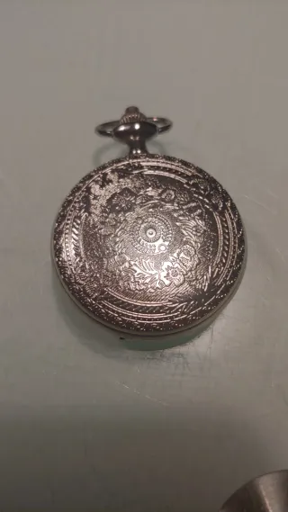 Reloj analógico quartz de bolsillo. Marca Sharz.