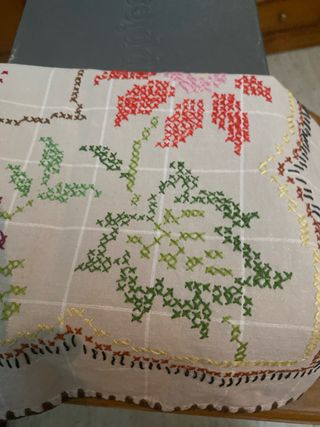 Mantel- Toalla  antigua bordada a mano