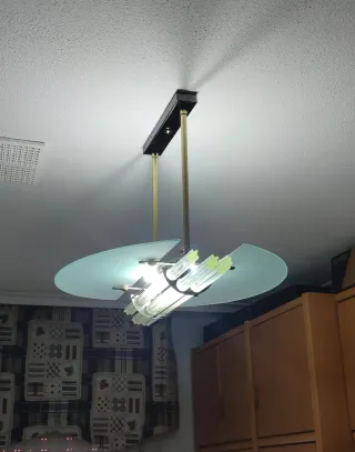 Lámpara de techo colgante dorada y cristal