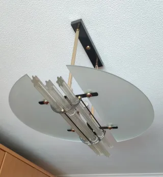 Lámpara de techo colgante dorada y cristal