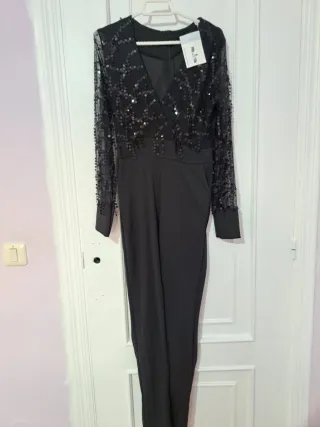 Mono negro brillante escote V