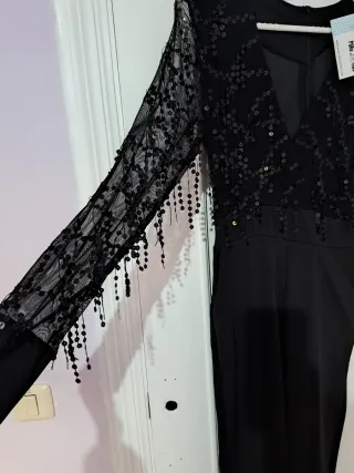 Mono negro brillante escote V