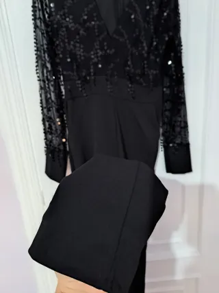 Mono negro brillante escote V