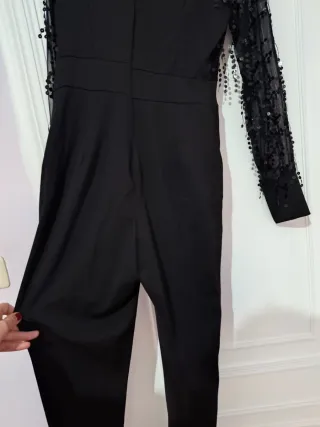 Mono negro brillante escote V