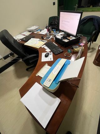 Tavolo da ufficio, poltrona e due poltrone verdi