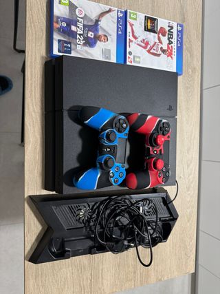 PS4 (PlayStation 4) + 2 Juegos + Base