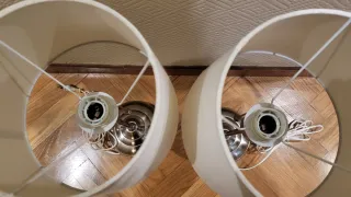 Lámparas de mesa plateadas y blancas