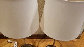 Lámparas de mesa plateadas y blancas