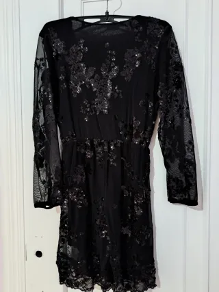 Mono corto negro lentejuelas manga larga