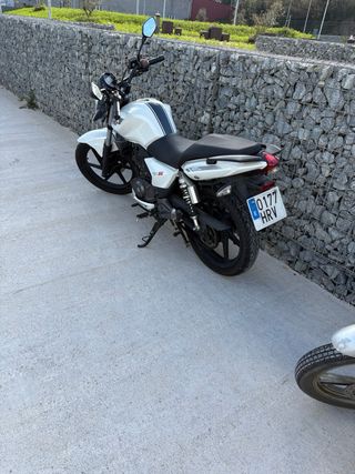Moto 125cc Blanca y Negra