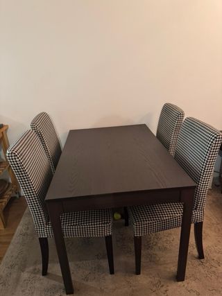 Mesa de comedor de madera con sillas