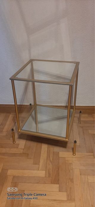 Mesita auxiliar cristal y metal dorado