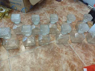 Juego de 12 licoreras de vidrio