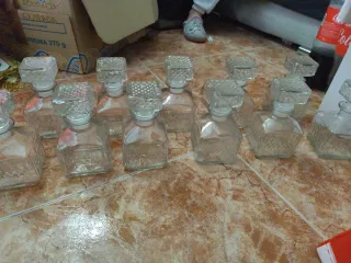 Juego de 12 licoreras de vidrio
