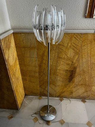 Lámpara de pie diseño elegante metal y cristal