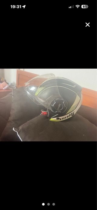 Casco de moto negro con visera