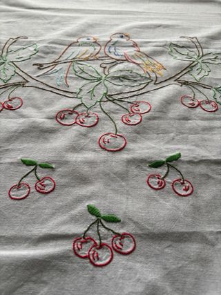 Cortina bordada francesa antigua