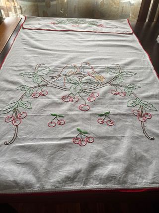 Cortina bordada francesa antigua