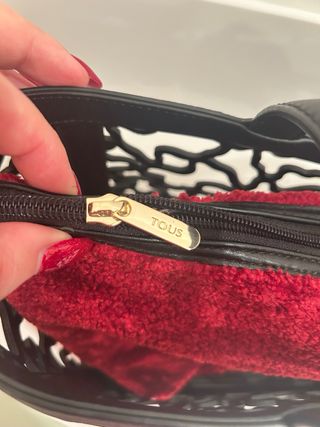Borsa Tous nera e rossa a mano con pochette removi