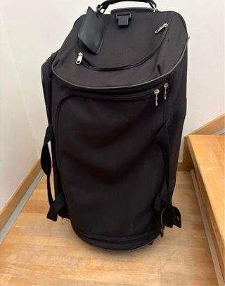 Maleta de viaje negra con ruedas