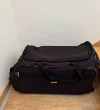 Maleta de viaje negra con ruedas