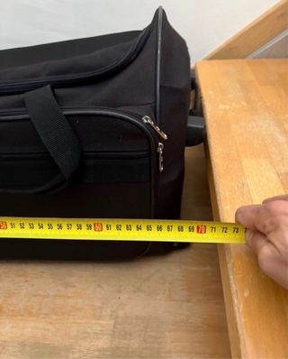 Maleta de viaje negra con ruedas