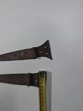 Bisagras antiguas de hierro forjado