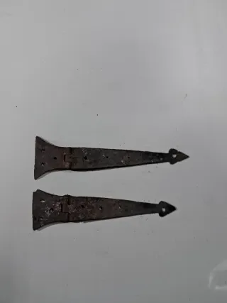 Bisagras antiguas de hierro forjado