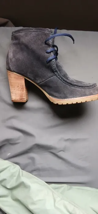 Botines grises de ante con cordones