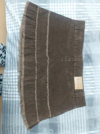 Falda de pana marrón con volantes