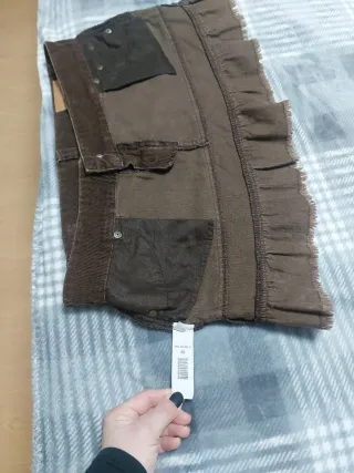 Falda de pana marrón con volantes