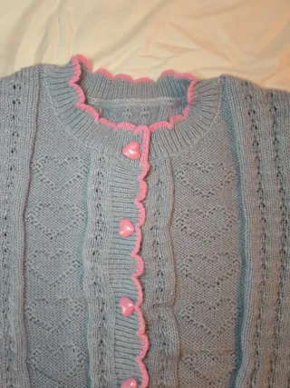 Chaqueta punto azul con detalles rosa