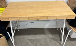 Mesa escritorio bambú Ikea con 3 cajones.