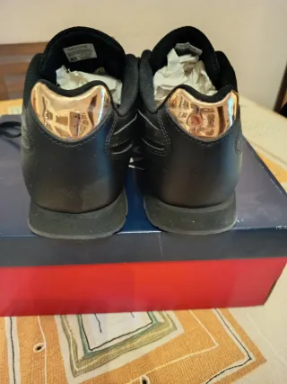 Zapatillas Reebok Mujer Negro y Dorado