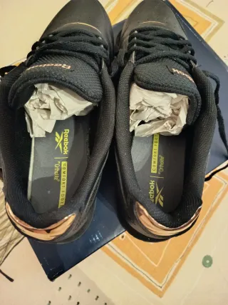 Zapatillas Reebok Mujer Negro y Dorado