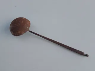 Cucharón antiguo de metal