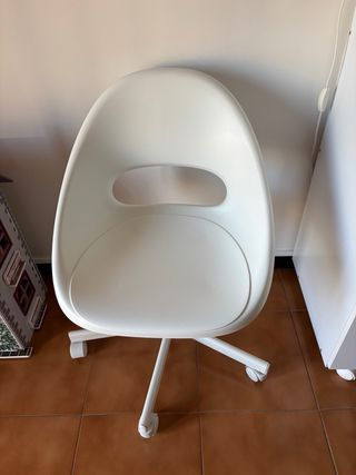 Sedia bianca girevole con ruote