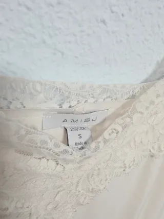 AMISU - Top Lencero Crema con Encaje - Talla S