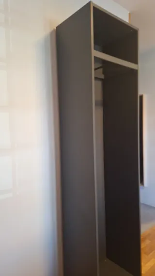 Struttura armadio grigio scuro PAX di Ikea