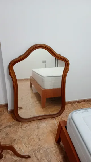 Espejo de madera con marco curvo