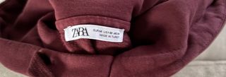 Sudadera roja con capucha de Zara