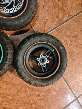 Ruedas pequeñas con disco de freno