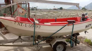 Barca roja y blanca con remolque