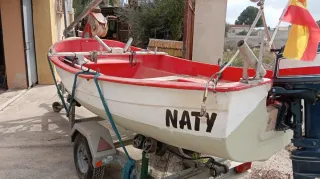 Barca roja y blanca con remolque