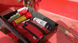 Barca roja y blanca con remolque