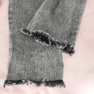 Pantalón vaquero mujer gris desgastado