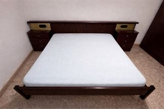 habitación antigua completa madera oscuro