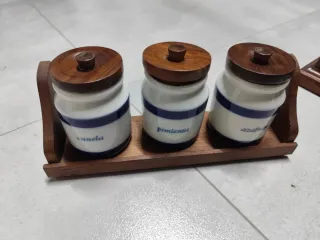 Especiero de madera y cerámica