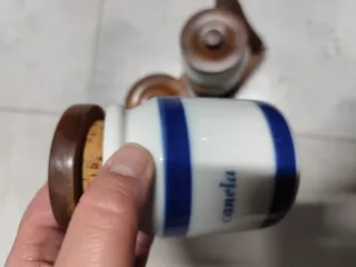 Especiero de madera y cerámica