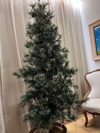 Árbol de Navidad con tronco y piñas naturales